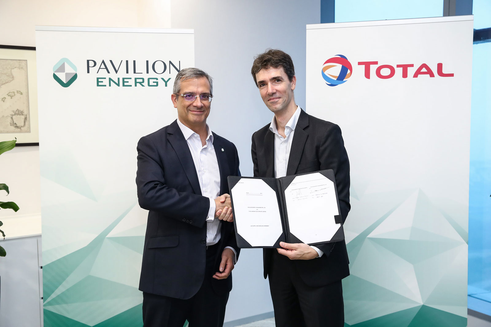 (L to R) Mr Frédéric H. Barnaud, Group CEO of Pavilion Energy and Mr Jerôme Leprince-Ringuet, Managing Director of Total Marine Fuels Global Solutions.