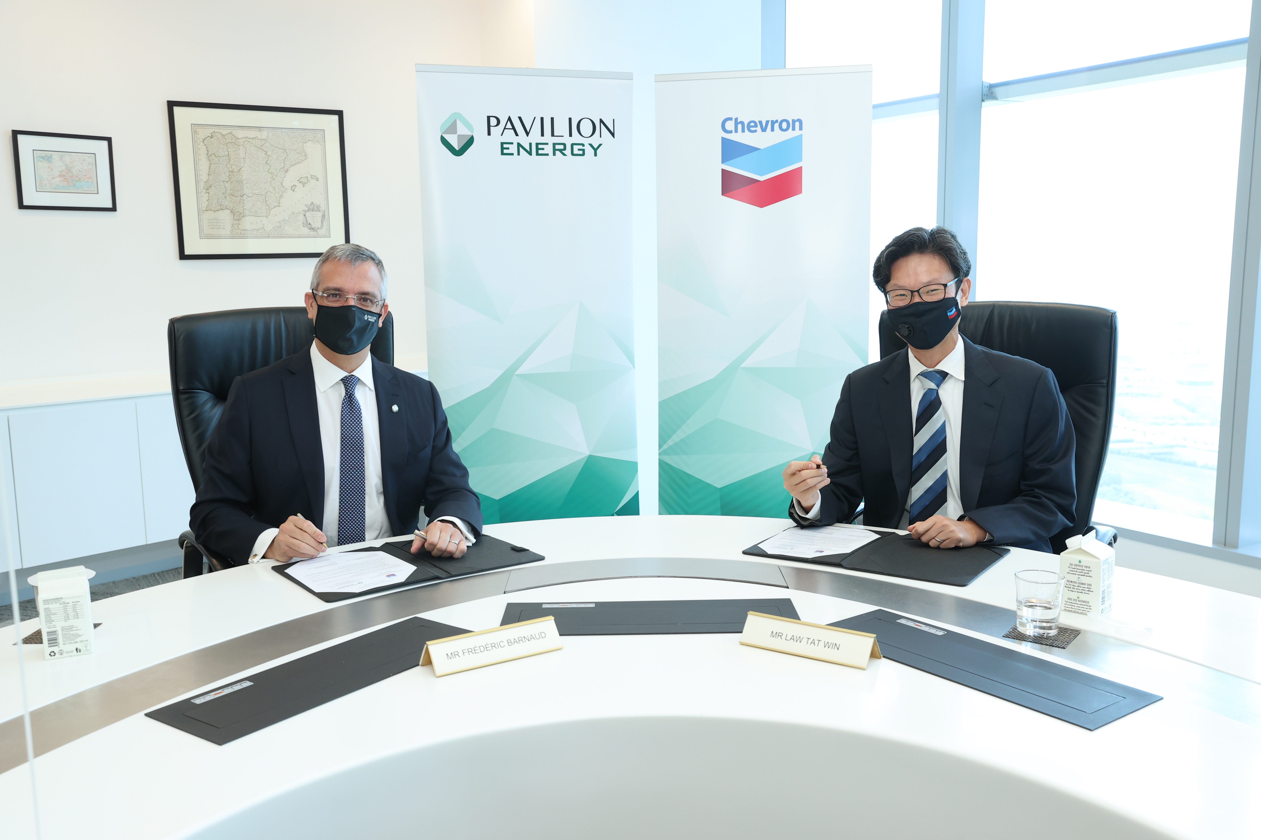 Pavilion Energy and Chevron have signed a six-year LNG sale and purchase agreement for the supply of approximately 0.5 million tonnes of LNG per year to Singapore from 2023. At the signing ceremony were Mr Frédéric H. Barnaud (left), Group CEO of Pavilion Energy, and Mr Law Tat Win (right), Chevron Singapore Country Chairman.
